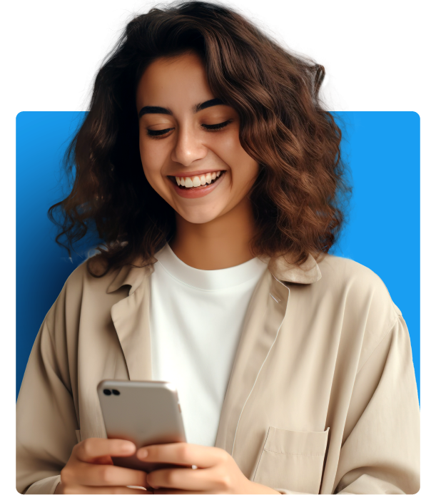 Colaboradora feliz utilizando os serviços do Flit em seu celular